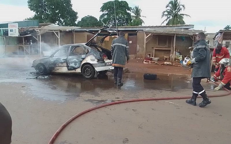 BOUAFLE : un taxi communal parti en feu, aucune perte en vie humaine